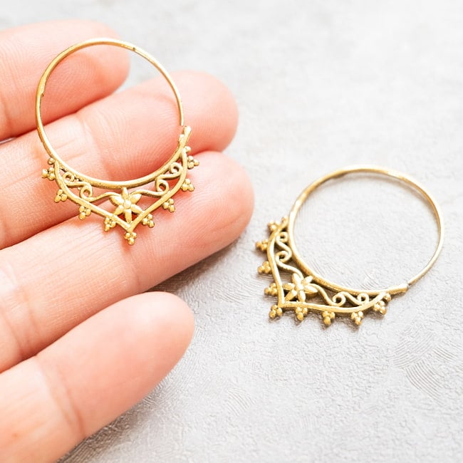 インド伝統デザイン ゴールドフープピアス - フラワー 5 - 手に取るとこのくらいのサイズ感となります
