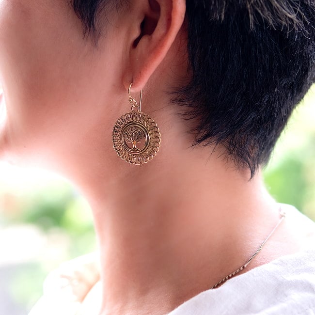 インド伝統デザイン　ゴールドピアス - マンダラ 8 - 着用例です。（類似サイズのものを合わせてみました）