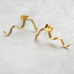インド伝統デザイン ゴールドフックピアス - ウェーブスネーク - サブ2