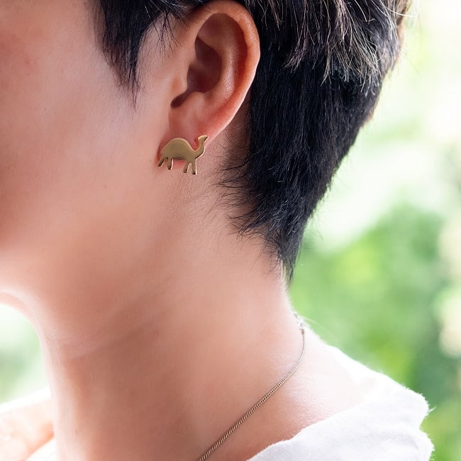 インド伝統デザイン ゴールドフックピアス - ラクダ 8 - 着用例です。