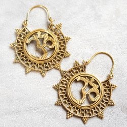 インド伝統デザイン ゴールドフックピアス - オーンの商品写真