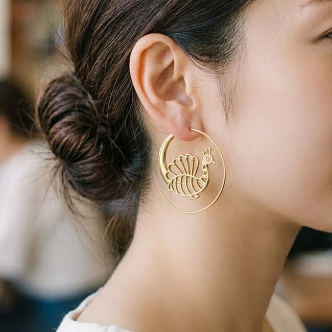 インド伝統デザイン ゴールドフープピアス - ピーコック 8 - 着用例です。（類似サイズのものを合わせてみました）