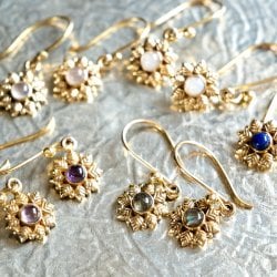 耳元で小さく揺れる インドの伝統 天然石の一粒ピアス - フラワーの画像