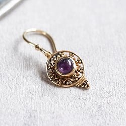耳元で小さく揺れる インドの伝統 天然石の一粒ピアス - 太陽 - サブ4
