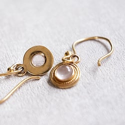 耳元で小さく揺れる インドの伝統 天然石の一粒ピアス - サークル - サブ5