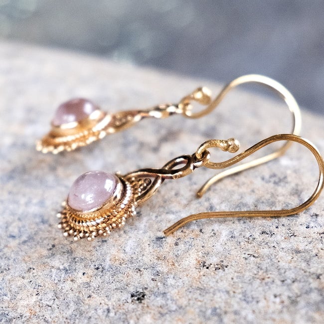 耳元で小さく揺れる インドの伝統 天然石の一粒ピアス - サークル 4 - 別の角度から見てみました