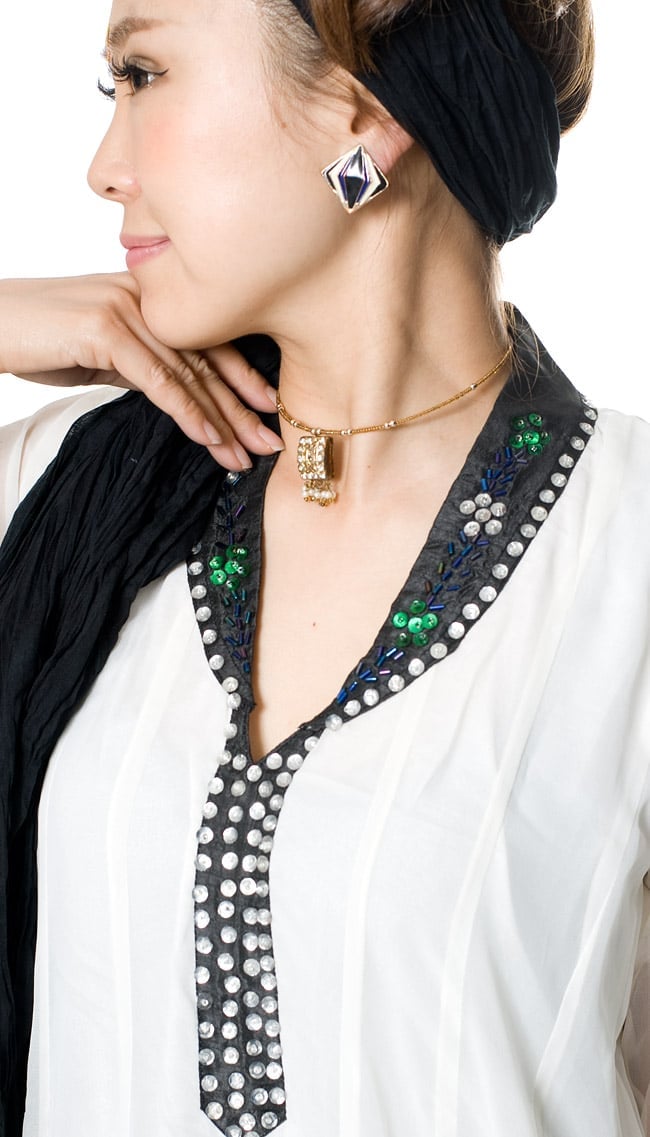 パンジャビ・ドレス3点セット - 白 4 - 胸元をアップにしてみました。ゴージャスで素敵です。