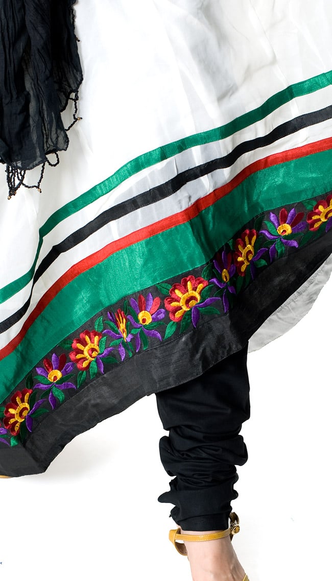 パンジャビ・ドレス3点セット - 白 5 - 足元はスッキリと細身のデザインです。基本的に、パンツとショールの色は同色になります。