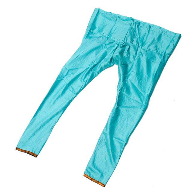 パンジャビ・ドレス3点セット - 白 7 - 同デザインのパンツです。裾は細身になっていますが、足首周りにはボタンがついている場合もございますので、履きにくい場合はボタンを外して着用してください。