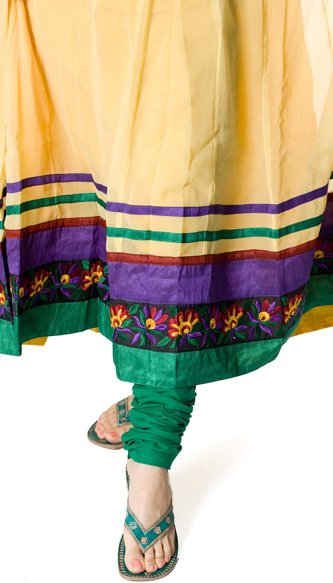 パンジャビ・ドレス3点セット - イエロー 5 - 足元はスッキリと細身のデザインです。基本的に、パンツとショールの色は同色になります。