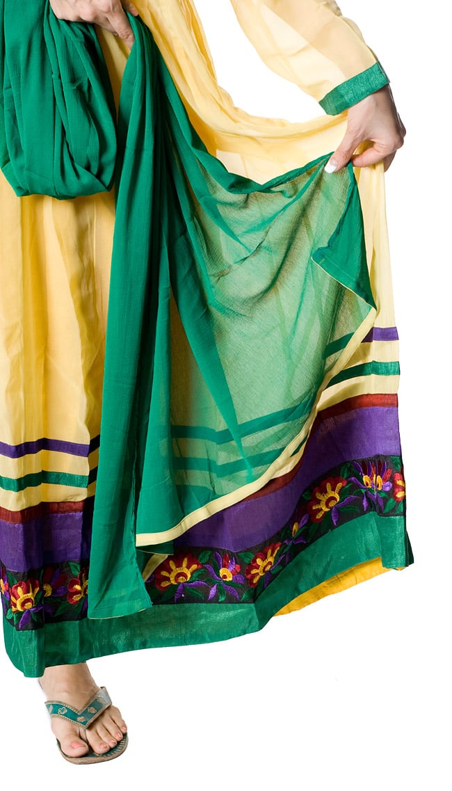 パンジャビ・ドレス3点セット - イエロー 6 - ひらひらした裾のデザインはとてもゴージャスな雰囲気です。