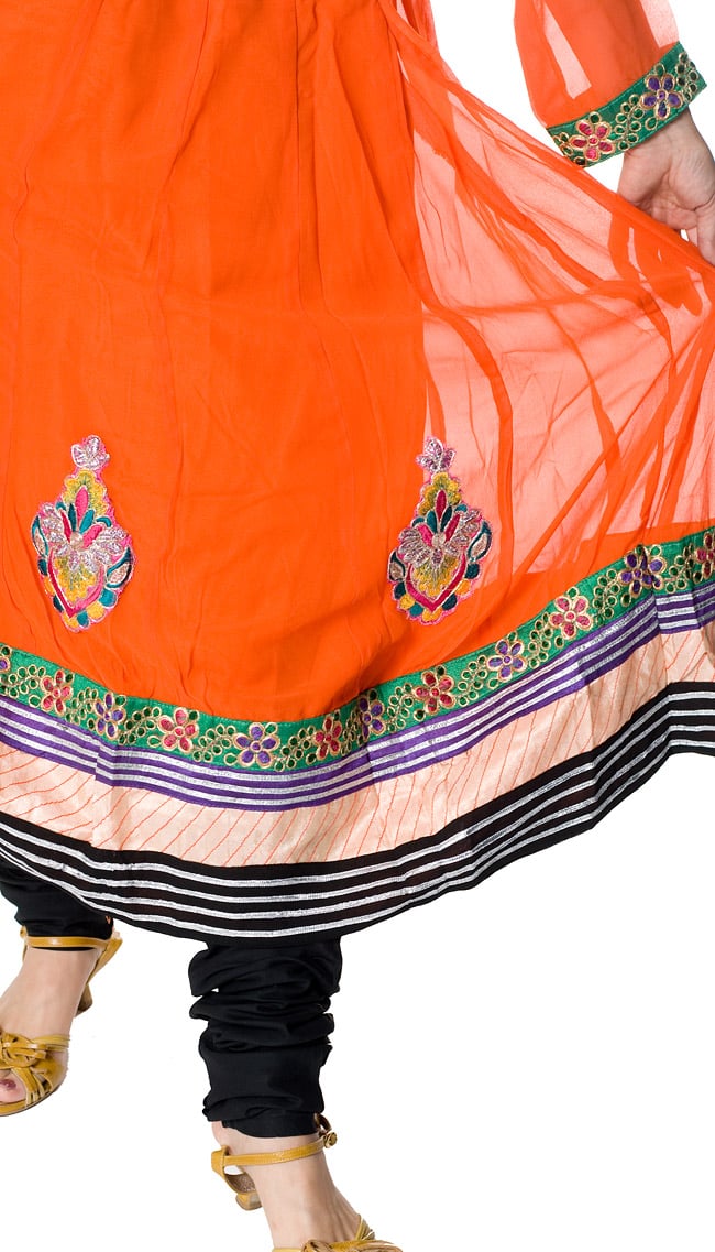 パンジャビ・ドレス3点セット - オレンジ 5 - 足元はスッキリと細身のデザインです。基本的に、パンツとショールの色は同色になります。