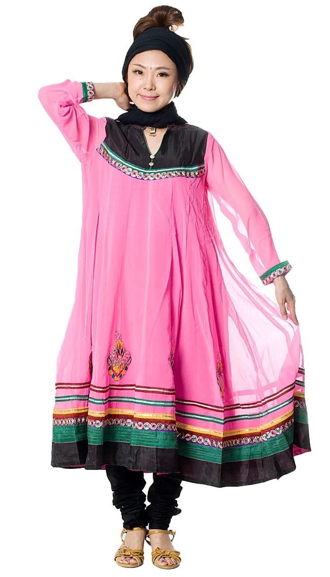 パンジャビ・ドレス3点セット - ピンクの写真1枚目です。身長150cmのモデルさんが着用してみたところです。上下セットにショールが付属した3点セットです。ドレス,　インド　ドレス,パンジャビドレス,パンジャービードレス,サルワール・カミーズ
