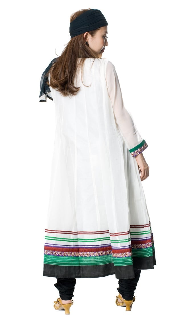 パンジャビ・ドレス3点セット - 白×黒 3 - 後ろ姿です。