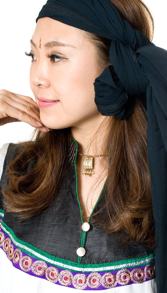 パンジャビ・ドレス3点セット - 白×黒 4 - 胸元をアップにしてみました。ゴージャスで素敵です。