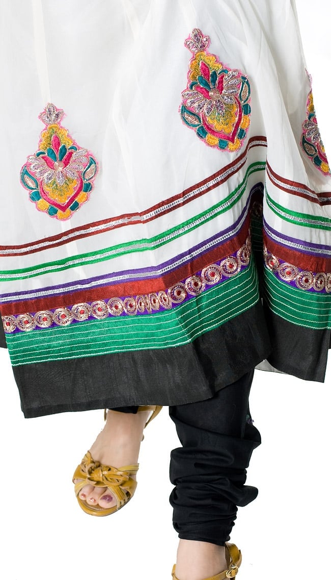 パンジャビ・ドレス3点セット - 白×黒 5 - 足元はスッキリと細身のデザインです。基本的に、パンツとショールの色は同色になります。