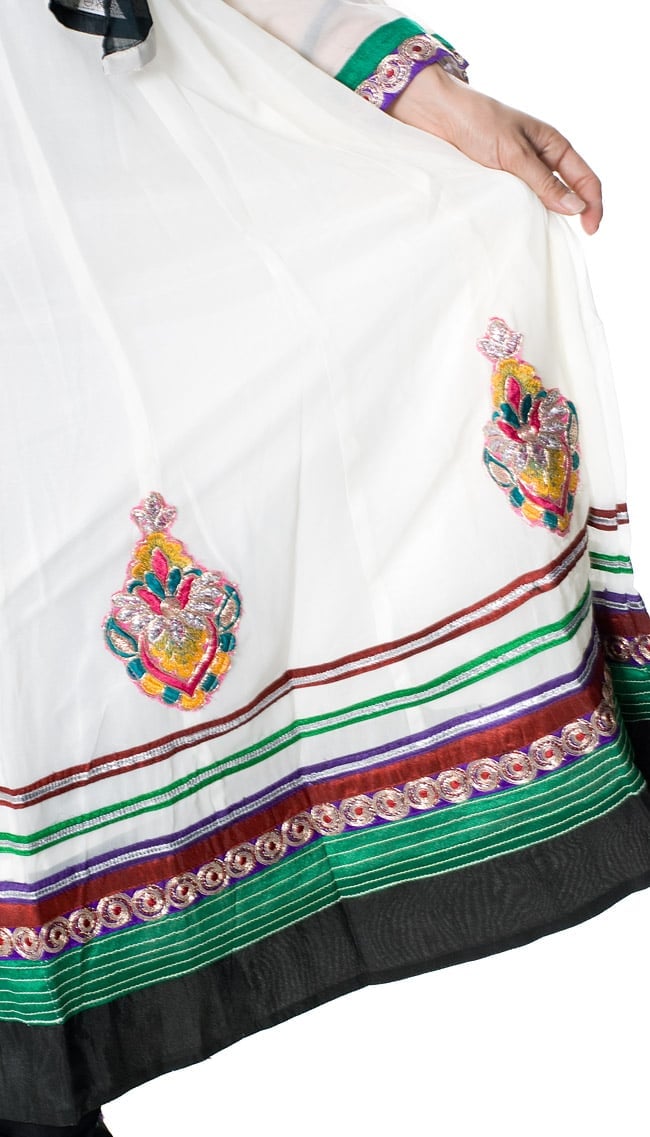 パンジャビ・ドレス3点セット - 白×黒 6 - ひらひらした裾のデザインはとてもゴージャスな雰囲気です。