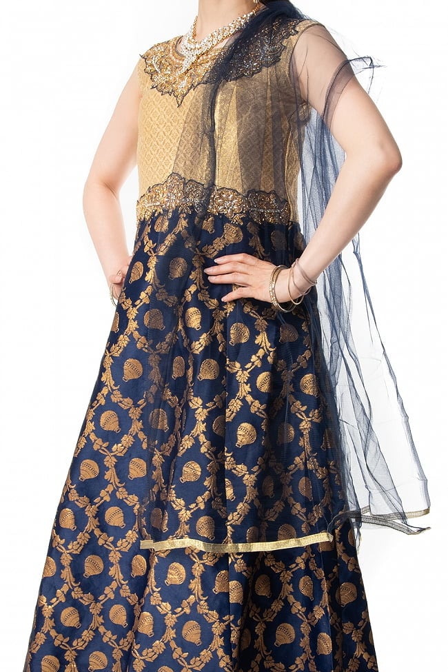 【※胸回りタイトです・返品不可】インドのゴージャスパンジャビ・ドレスセット 8 - 腰回りの様子です。