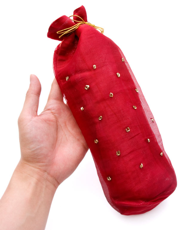 インドのワインケース 3 - 手に持ってみました。サイズを感じて頂けるかと思います。