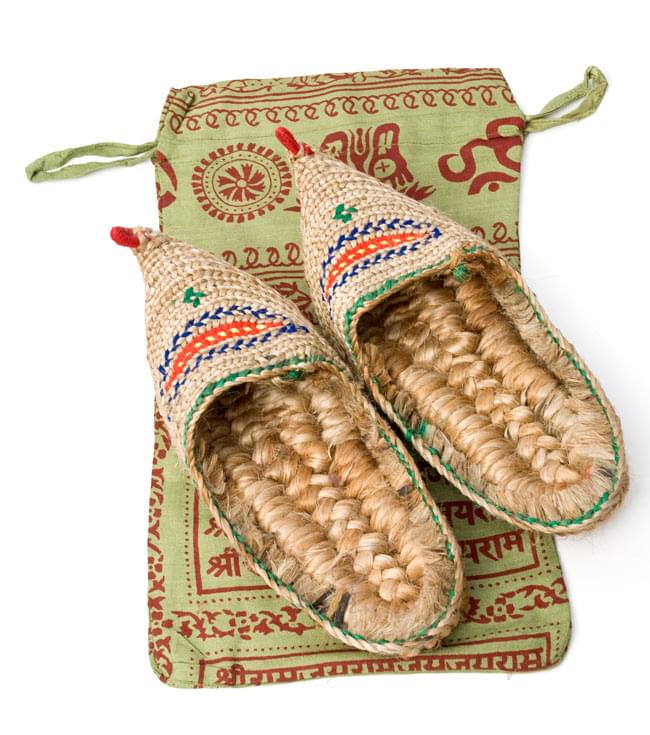 インドのラムナミポーチ - ピンク系 5 - 28cmのスリッパと並べて撮影しました。(別色)