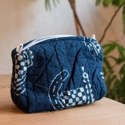 インディゴブルーの伝統泥染め メイクポーチ にわとり(ID-POUCH-389)