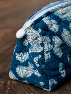 インディゴブルーの伝統泥染め メイクポーチ 唐草 - サブ4