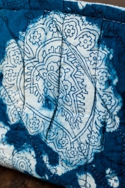 インディゴブルーの伝統泥染め メイクポーチ 唐草 - サブ5