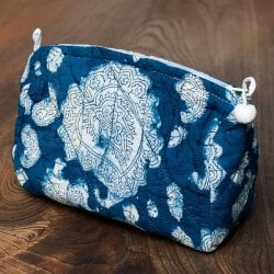 インディゴブルーの伝統泥染め メイクポーチ 唐草(ID-POUCH-390)