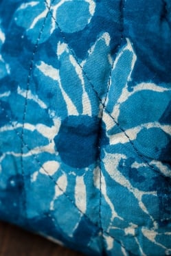 インディゴブルーの伝統泥染め メイクポーチ 花 - サブ5