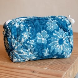 インディゴブルーの伝統泥染め メイクポーチ 花(ID-POUCH-391)