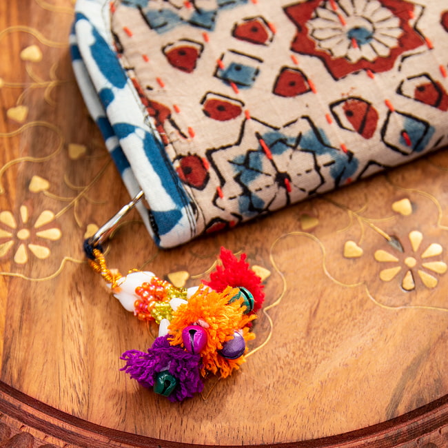 ウッドブロックとカンタ刺繍の伝統染めポーチ 小 ジッパータイプ 4 - かわいらしいぽんぽんがついています。
