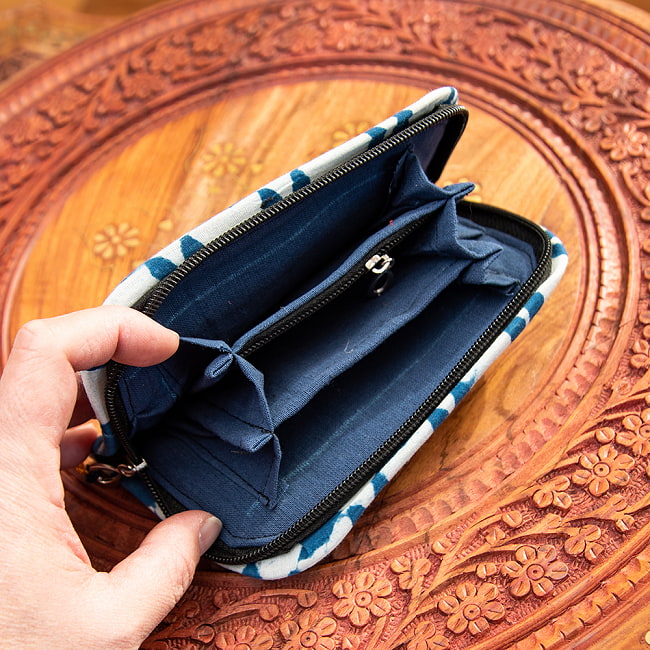 ウッドブロックとカンタ刺繍の伝統染めポーチ 小 ジッパータイプ 6 - 3つの収納と更に小さな内ポケットがあります。
