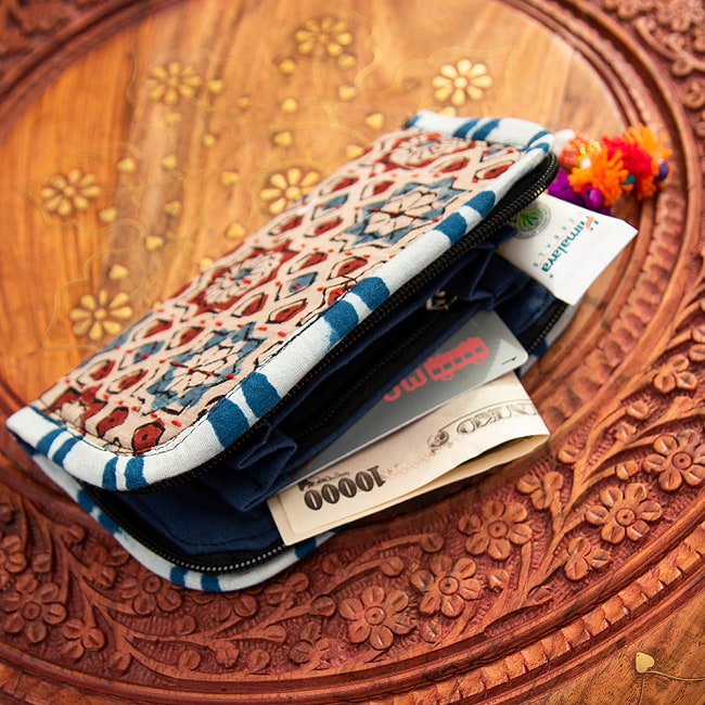 ウッドブロックとカンタ刺繍の伝統染めポーチ 小 ジッパータイプ 7 - 二つ折りにしたお札や小銭、カードなどを入れるのに使えます。