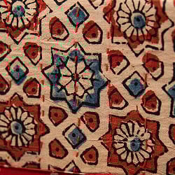 ウッドブロックとカンタ刺繍の伝統染めポーチ 中 ジッパータイプ - サブ3