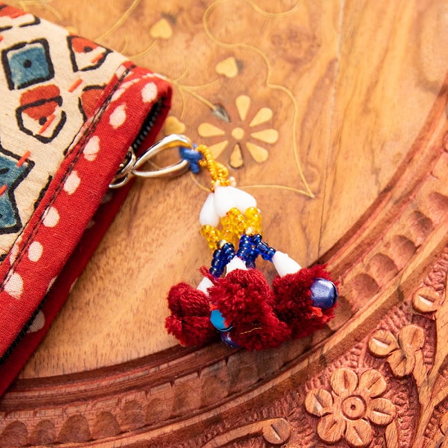 ウッドブロックとカンタ刺繍の伝統染めポーチ 中 ジッパータイプ 5 - かわいらしいぽんぽんがついています。