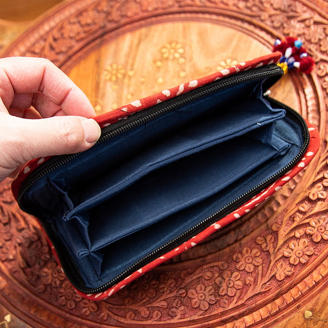 ウッドブロックとカンタ刺繍の伝統染めポーチ 中 ジッパータイプ 7 - 3つの収納と更に小さな内ポケットがあります。