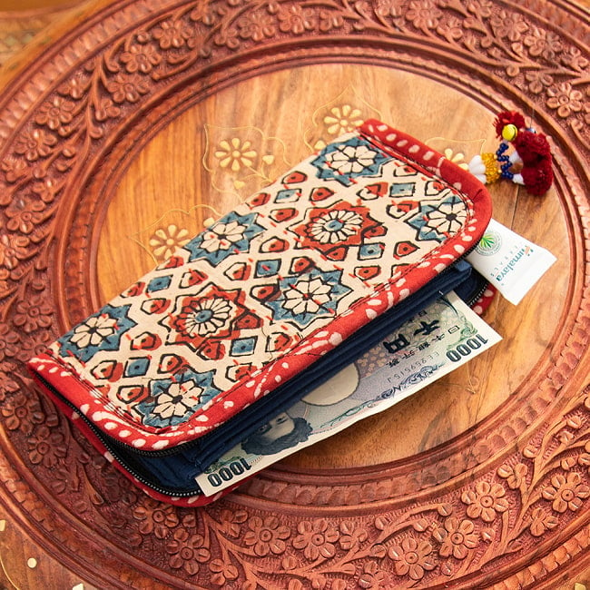 ウッドブロックとカンタ刺繍の伝統染めポーチ 中 ジッパータイプ 8 - 小さめのスマートフォン、お札や小銭、カードなどを入れるのに使えます。