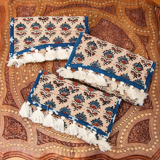 ウッドブロックとカンタ刺繍の伝統染めポーチ 大 ショルダータイプ 10 - 大きな布地から切り抜いて作られているため、それぞれ個体差があります。
