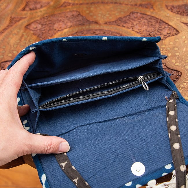 ウッドブロックとカンタ刺繍の伝統染めポーチ 大 ショルダータイプ 7 - 3つの収納と更に小さな内ポケットがあります。