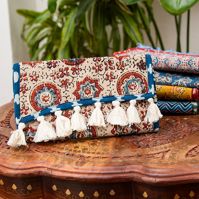 ウッドブロックとカンタ刺繍の伝統染めポーチ 大 ショルダータイプの写真