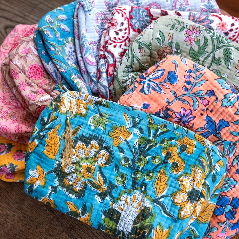 かわいいボタニカル柄の木版染め 大きめポーチ【9色展開】5枚目の説明写真です