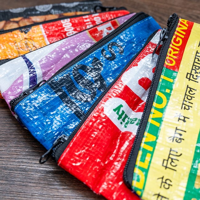 インドの食品袋から生まれたアップサイクルポーチSサイズ 9 - ランダムにお送りいたします。柄はお選びいただけませんのでご了承くださいませ。