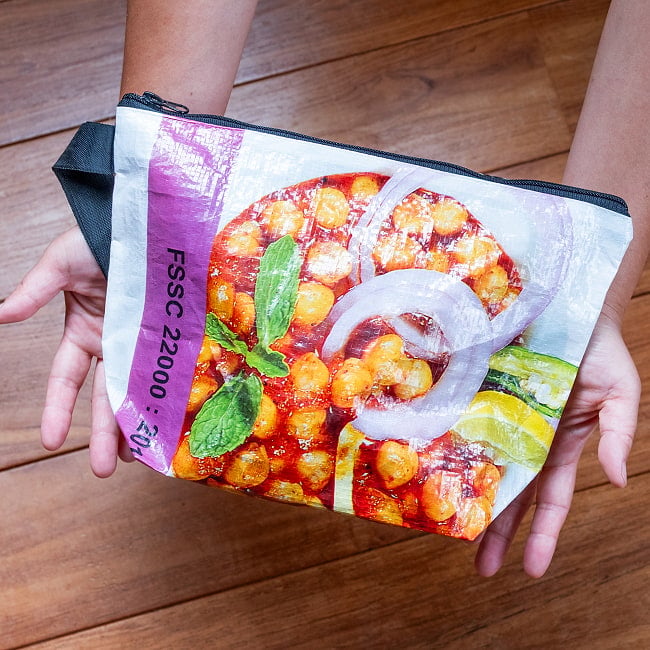 インドの食品袋から生まれたアップサイクルポーチLサイズ 10 - 手に持ってみるとこのくらいのサイズ感です。