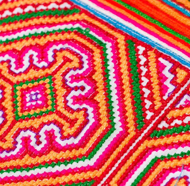 モン族の伝統刺繍小物入れ＆ペンケース　メイクポーチ 2 - モン族の美しい刺繍で彩られています