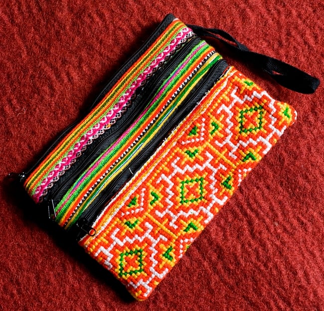 モン族刺繍の三連ジッパーサブバッグ　-たて約15cm x 約よこ25cm 3 - 鮮やかな刺繍で彩られています