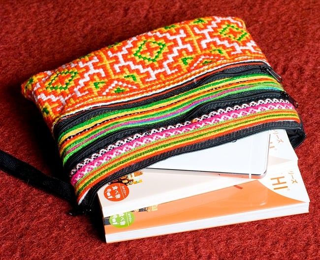 モン族刺繍の三連ジッパーサブバッグ -たて約15cm x 約よこ25cm 4 - 文庫本サイズの本2冊とスマホが入ります。