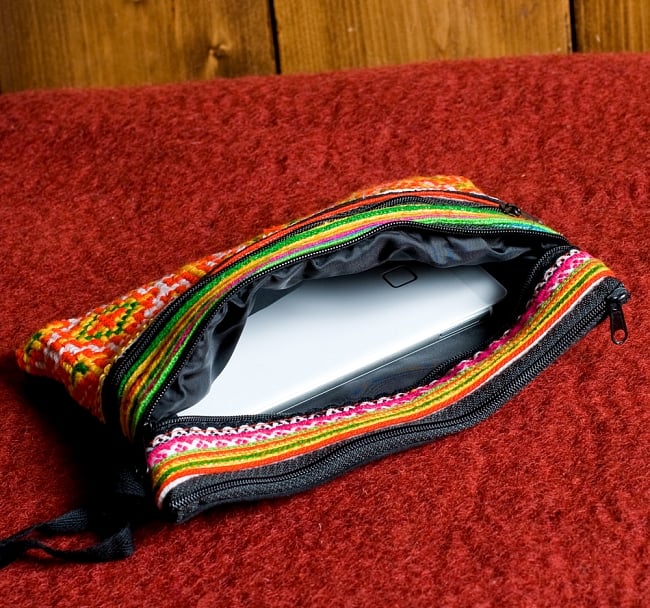 モン族刺繍の三連ジッパーサブバッグ　-たて約15cm x 約よこ25cm 5 - 二番目のジッパー内部にも十分なスペースがあります。中には黒い布が貼ってあるので、化粧品を入れても大丈夫です。
