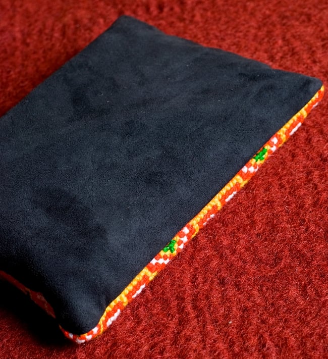 モン族刺繍の三連ジッパーサブバッグ　-たて約15cm x 約よこ25cm 6 - 裏面の布はスエードのような起毛素材を用いています。表裏の裁縫も綺麗に行われています。