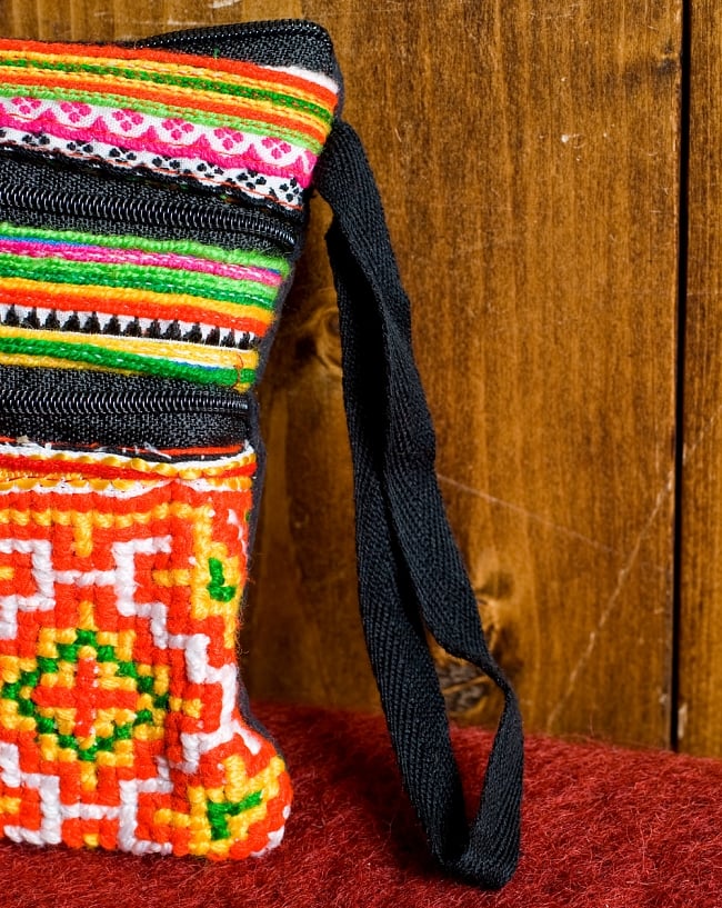 モン族刺繍の三連ジッパーサブバッグ　-たて約15cm x 約よこ25cm 7 - 紐もついているので、手首に通して使うことで落とすこともありません。