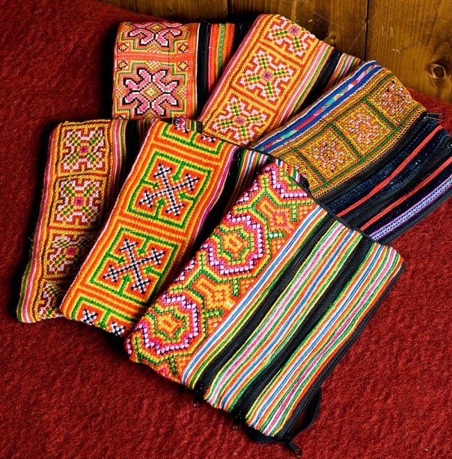 モン族刺繍の三連ジッパーサブバッグ -たて約15cm x 約よこ25cm 【アソート】 2 - このような柄の中からお一つランダムでお送りいたします。その分お安くなっております。
